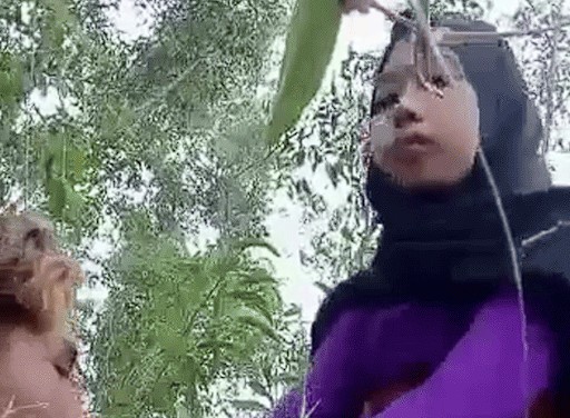 Ukhti Hijab Baju Ungu Belajar Camping di Hutan