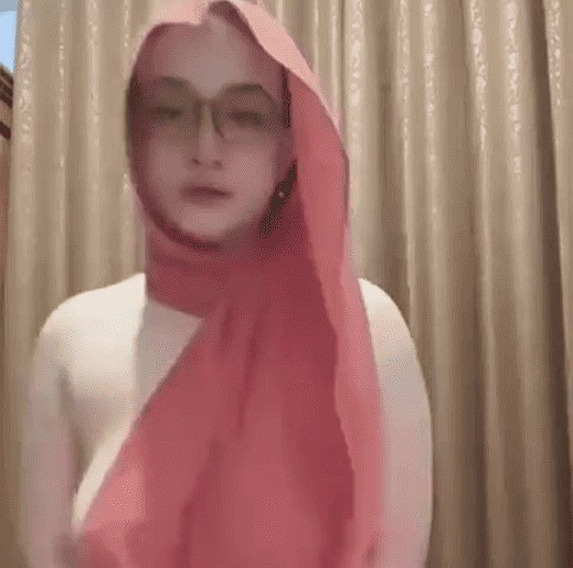 Momen Langka Ibu Guru Salsa Tampil Stylish Dengan Jilbab Pink