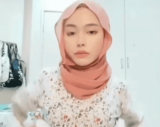 Kakak Mia Gemes Pakai Jilbab Pink Saat Senam Jari