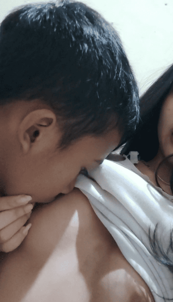 Pasangan Muda Mudi Asiik Nenen Serasa Dunia Milik Mereka