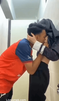 Toilet Kampus Jadi Langganan Saksi Lendir Pasangan Bucin