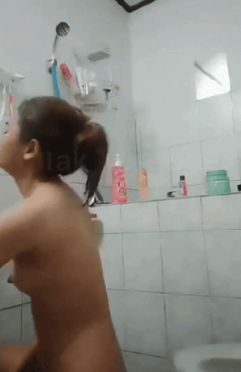 Keponakan Cantik Semok Menggoda Hasrat Wiwik Paman