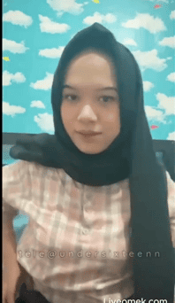 Ukhty Malayu Senang Bergaya Seperti Model Depan Kamera