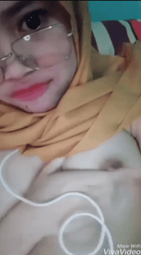 Pacar Jilbab Ngerasa Enjoy Video Call Sama Pacar Bersahaja